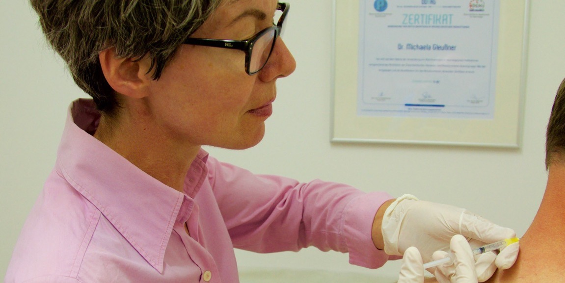Dr. Michaela Gleußner bei einer "Botox" Behandlung